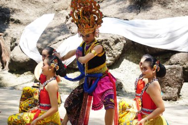 The Theatrical of Babad Kadhiri Jayati (the story of Panji Ande-Ande Lumut) on selomangleng performans sanatı