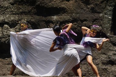 The Theatrical of Babad Kadhiri Jayati (the story of Panji Ande-Ande Lumut) on selomangleng performans sanatı