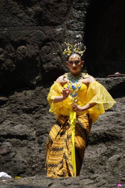 The Theatrical of Babad Kadhiri Jayati (the story of Panji Ande-Ande Lumut) on selomangleng performans sanatı