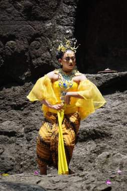 The Theatrical of Babad Kadhiri Jayati (the story of Panji Ande-Ande Lumut) on selomangleng performans sanatı