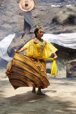 The Theatrical of Babad Kadhiri Jayati (the story of Panji Ande-Ande Lumut) on selomangleng performans sanatı