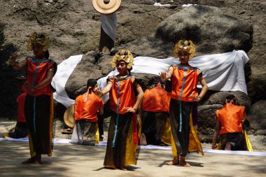 The Theatrical of Babad Kadhiri Jayati (the story of Panji Ande-Ande Lumut) on selomangleng performans sanatı