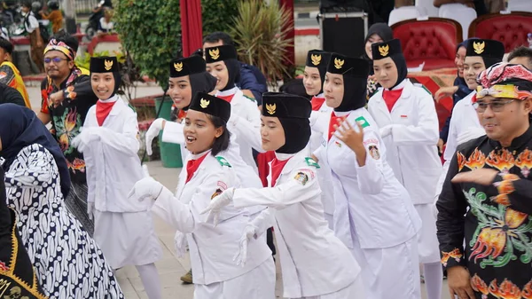 Levantamiento Bandera Indonesia Carnaval Nacional — Foto de Stock