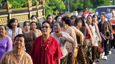 Unduh-unduh festivali, hasat için Tanrı 'ya şükranlarını sunuyor ve bu adaklar kilise ihtiyaçları ve sosyal etkinlikler için açık artırmayla satılacak.