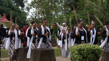 Tumpeng Agung Nusantara Karnavalı, Palah Tapınağı 'nın (Penataran Tapınağı) açılışını kutlamak için düzenlenir.)