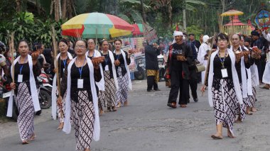 Tumpeng Agung Nusantara Karnavalı, Palah Tapınağı 'nın (Penataran Tapınağı) açılışını kutlamak için düzenlenir.)