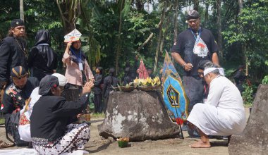 Tumpeng Agung Nusantara Karnavalı, Palah Tapınağı 'nın (Penataran Tapınağı) açılışını kutlamak için düzenlenir.)