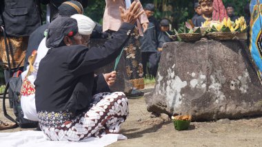 Tumpeng Agung Nusantara Karnavalı, Palah Tapınağı 'nın (Penataran Tapınağı) açılışını kutlamak için düzenlenir.)