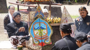 Tumpeng Agung Nusantara Karnavalı, Palah Tapınağı 'nın (Penataran Tapınağı) açılışını kutlamak için düzenlenir.)