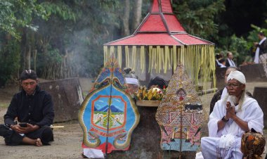 Tumpeng Agung Nusantara Karnavalı, Palah Tapınağı 'nın (Penataran Tapınağı) açılışını kutlamak için düzenlenir.)