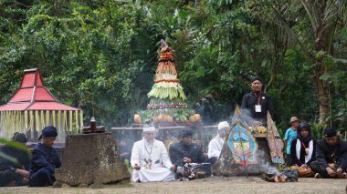 Tumpeng Agung Nusantara Karnavalı, Palah Tapınağı 'nın (Penataran Tapınağı) açılışını kutlamak için düzenlenir.)