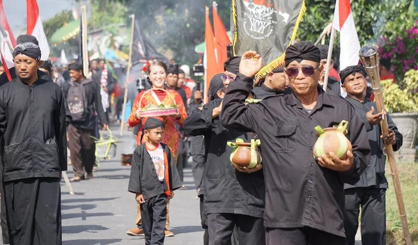 Tumpeng Agung Nusantara Karnavalı, Palah Tapınağı 'nın (Penataran Tapınağı) açılışını kutlamak için düzenlenir.)