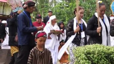 Tumpeng Agung Nusantara Karnavalı, Palah Tapınağı 'nın (Penataran Tapınağı) açılışını kutlamak için düzenlenir.)