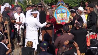 Tumpeng Agung Nusantara Karnavalı, Palah Tapınağı 'nın (Penataran Tapınağı) açılışını kutlamak için düzenlenir.)