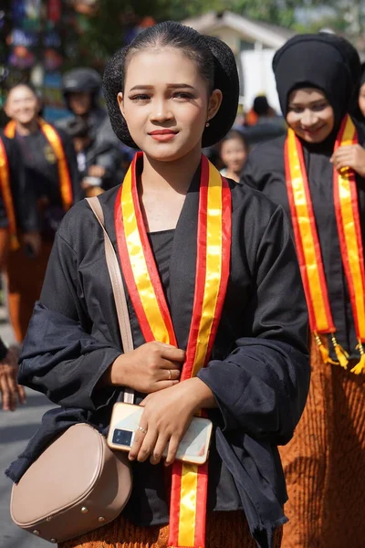 伝統的なケバヤを身に着けている美しい若いインドネシア人女性 — ストック写真