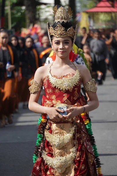 伝統的なケバヤを身に着けている美しい若いインドネシア人女性 — ストック写真