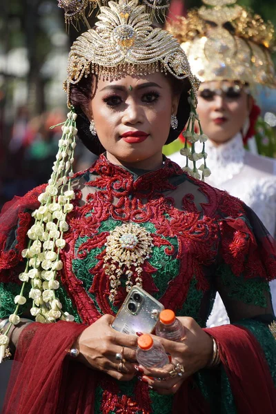 Όμορφη Νεαρή Γυναίκα Από Την Ινδονησία Που Φοράει Παραδοσιακά Κεμπάγια — Φωτογραφία Αρχείου