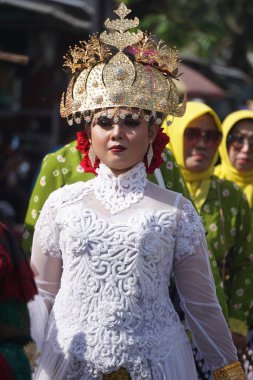 Endonezyalı güzel bir kadın geleneksel kebaya takıyor.