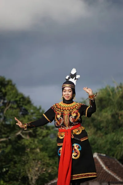 Індонезійська Виступаюча Танцювальна Танцівниця Папуга Цей Танець Походить Західного Борнео — стокове фото