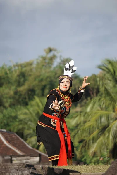 Індонезійська Виступаюча Танцювальна Танцівниця Папуга Цей Танець Походить Західного Борнео — стокове фото
