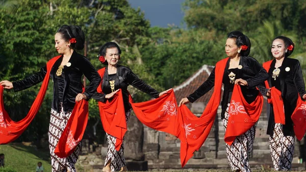 印尼人在表演纵横舞 这种舞蹈起源于中央的爪哇舞 这舞是为欢迎客人表演的 — 图库照片
