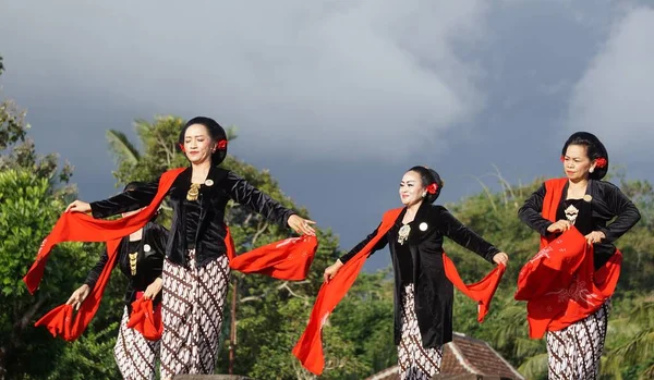 インドネシアではギャンビョンダンスを行う このダンスは中央のJavaから来ています 公演やお客様のお越しをお待ちしております — ストック写真