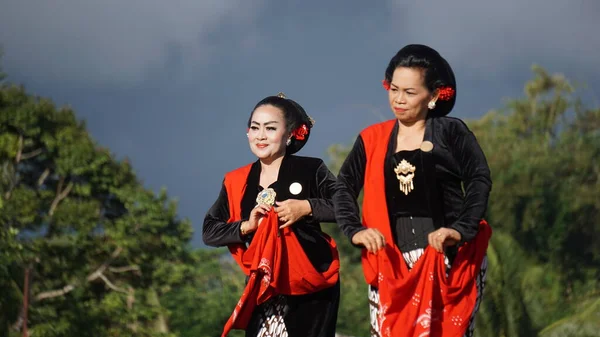인도네시아에서는 색슨족 자바에서 춤이다 공연을 공연되거나 손님을 환영하기 — 스톡 사진