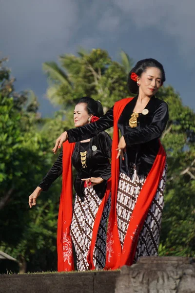 印尼人在表演纵横舞 这种舞蹈起源于中央的爪哇舞 这舞是为欢迎客人表演的 — 图库照片
