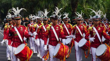 Taruna Brawijaya Lisesi, seçim karnavalı (Kirab Pemilu) partisi için davul çalıyor.