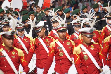 Taruna Brawijaya Lisesi, seçim karnavalı (Kirab Pemilu) partisi için davul çalıyor.