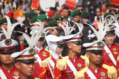 Taruna Brawijaya Lisesi, seçim karnavalı (Kirab Pemilu) partisi için davul çalıyor.