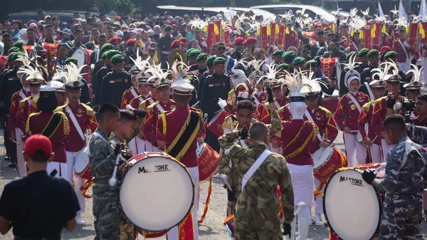 タルーナ ブラウィジャヤ高校は選挙を祝うためにドラムバンドを演奏するカーニバル Kirab Pemilu パーティー — ストック写真