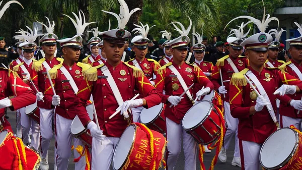 Taruna Brawijaya Senior Middelbare School Voert Drum Band Verkiezing Carnaval — Stockfoto