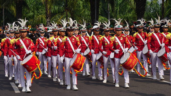 Старшая школа Таруна Бравиджая выступает с ударной группой в честь выборов Партии Карнавала (Kirab Pemilu)