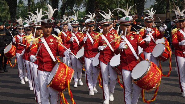 Старшая школа Таруна Бравиджая выступает с ударной группой в честь выборов Партии Карнавала (Kirab Pemilu)