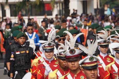 Taruna Brawijaya Lisesi, seçim karnavalı (Kirab Pemilu) partisi için davul çalıyor.