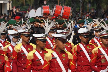 Taruna Brawijaya Lisesi, seçim karnavalı (Kirab Pemilu) partisi için davul çalıyor.