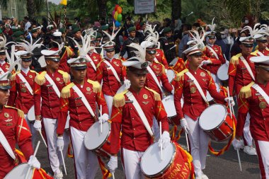 Taruna Brawijaya Lisesi, seçim karnavalı (Kirab Pemilu) partisi için davul çalıyor.