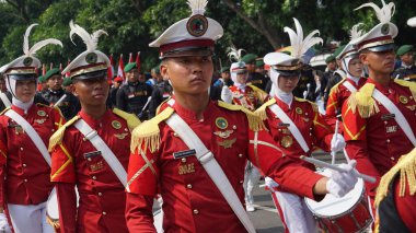 Taruna Brawijaya Lisesi, seçim karnavalı (Kirab Pemilu) partisi için davul çalıyor.