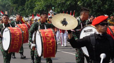 Taruna Brawijaya Lisesi, seçim karnavalı (Kirab Pemilu) partisi için davul çalıyor.