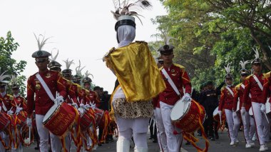 Taruna Brawijaya Lisesi, seçim karnavalı (Kirab Pemilu) partisi için davul çalıyor.