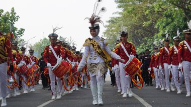 Taruna Brawijaya Lisesi, seçim karnavalı (Kirab Pemilu) partisi için davul çalıyor.