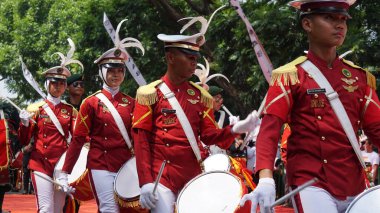Taruna Brawijaya Lisesi, seçim karnavalı (Kirab Pemilu) partisi için davul çalıyor.