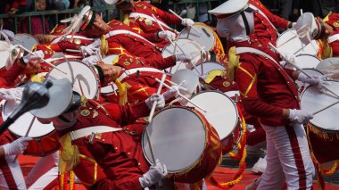 Taruna Brawijaya Lisesi, seçim karnavalı (Kirab Pemilu) partisi için davul çalıyor.