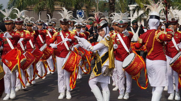 Старшая школа Таруна Бравиджая выступает с ударной группой в честь выборов Партии Карнавала (Kirab Pemilu)