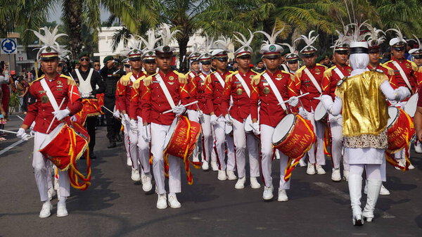 Старшая школа Таруна Бравиджая выступает с ударной группой в честь выборов Партии Карнавала (Kirab Pemilu)