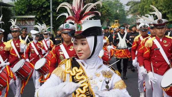 Taruna Brawijaya Senior Middelbare School Voert Drum Band Verkiezing Carnaval — Stockfoto