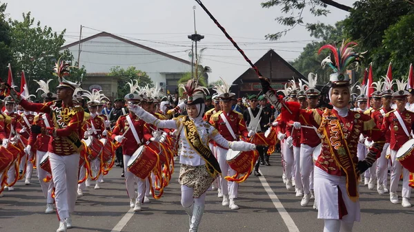 Taruna Brawijaya High School Secundaria Realiza Banda Tambores Para Celebrar — Foto de Stock