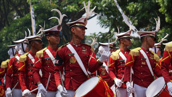 Старшая школа Таруна Бравиджая выступает с ударной группой в честь выборов Партии Карнавала (Kirab Pemilu)