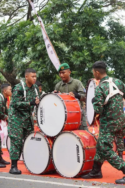 Taruna Brawijaya Senior High School Führt Trommelband Auf Die Wahl — Stockfoto
